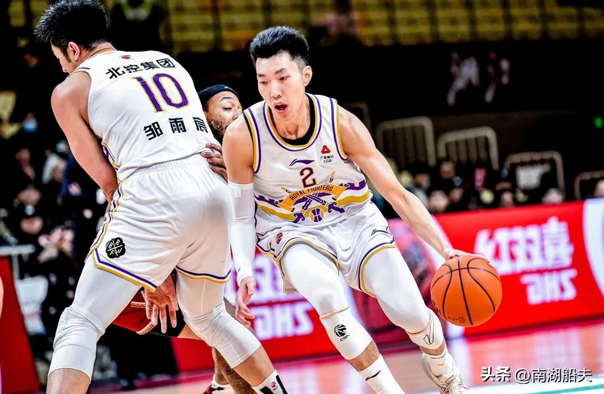 福建男篮稳定发挥，紧咬对手成功获胜